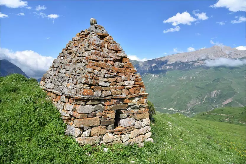 Фотография места «Склеповый некрополь с. Кумбулта, склепы № 1–3. Склеп № 1», 2