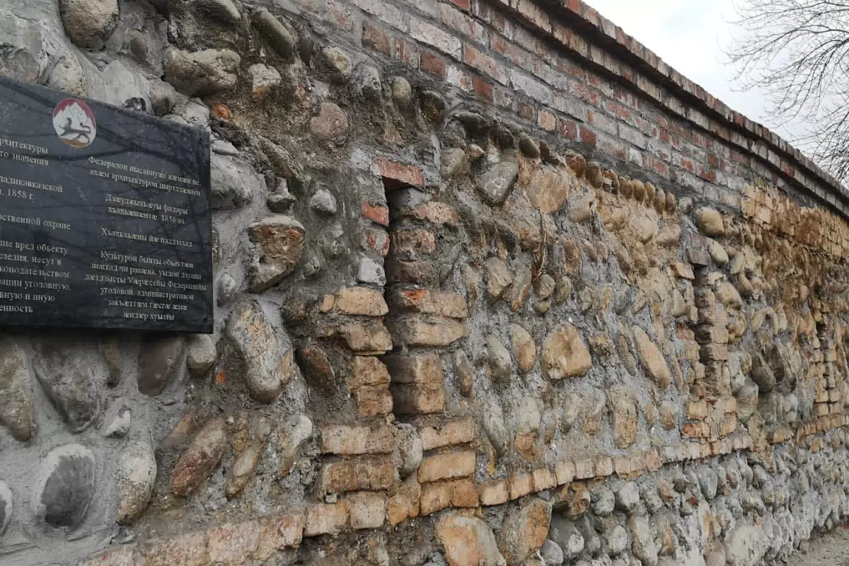 Фотография места «Фрагменты остатков стены Владикавказской крепости », 1