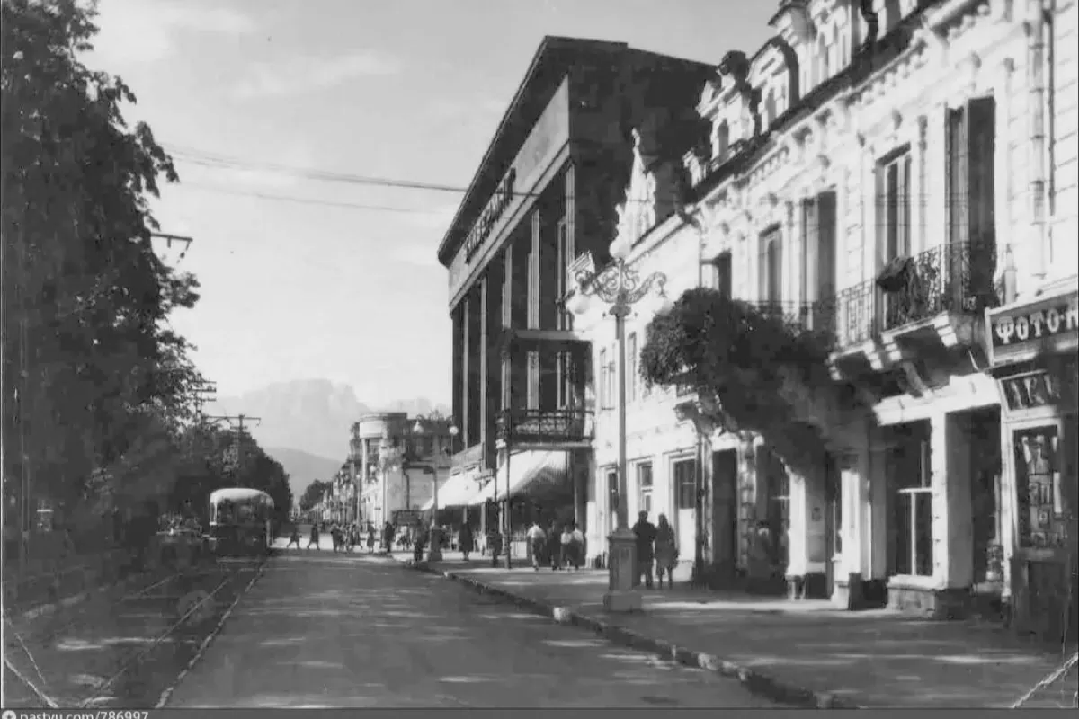 Фотография места «Дома Колесникова, братьев Тушмаловых, Батырбека Туганова», 1
