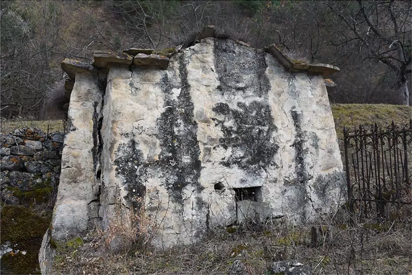 Фотография места «Склепы № 1 и № 2, с. Инджинта. Склеп № 2 », 2